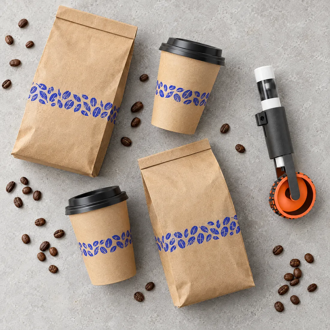 Sachets de café et gobelets kraft marqués d'une frise de grains de café bleue