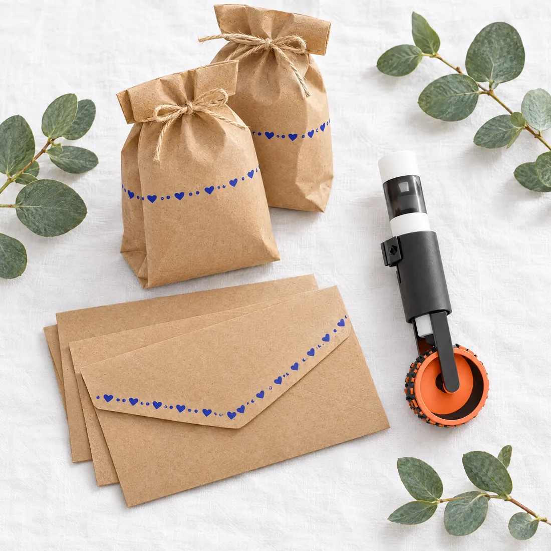 Pochettes et enveloppes de mariage marquées d'une frise de cœurs bleus